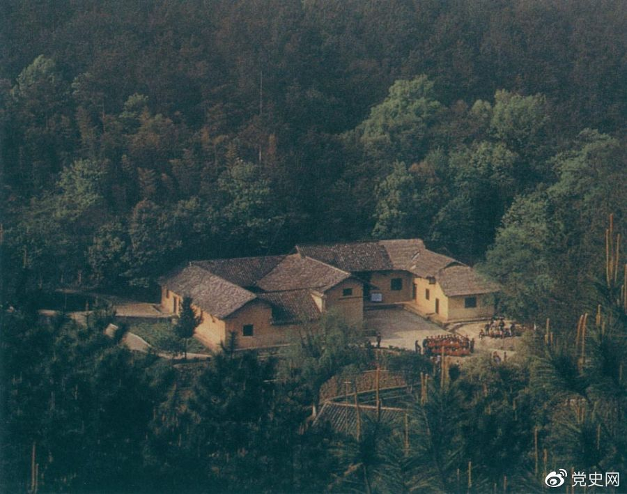 毛澤東故居——湖南省湘潭縣韶山?jīng)_上屋場(chǎng)。1893年12月26日，毛澤東在這里誕生。